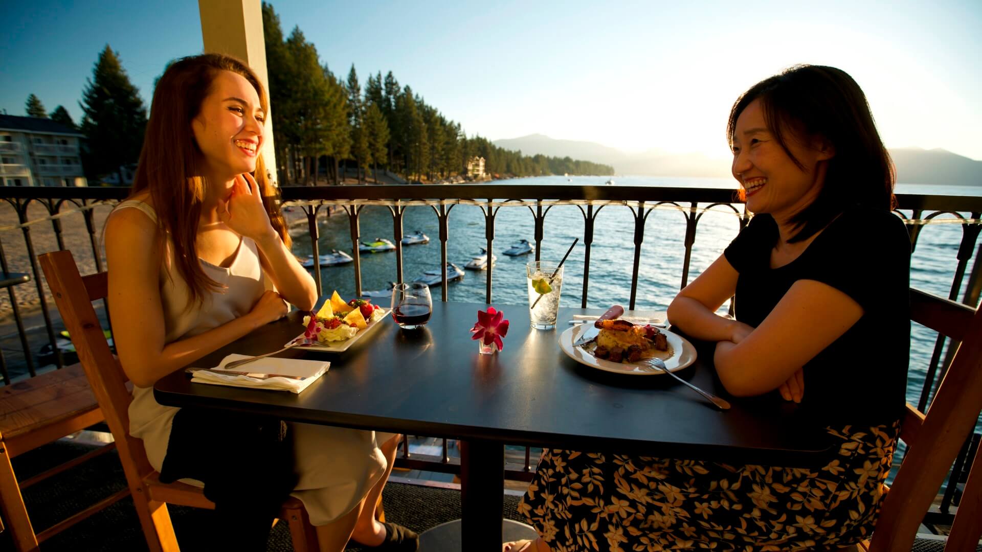 太浩湖海灘度假飯店的”碼頭上的船塢”餐廳