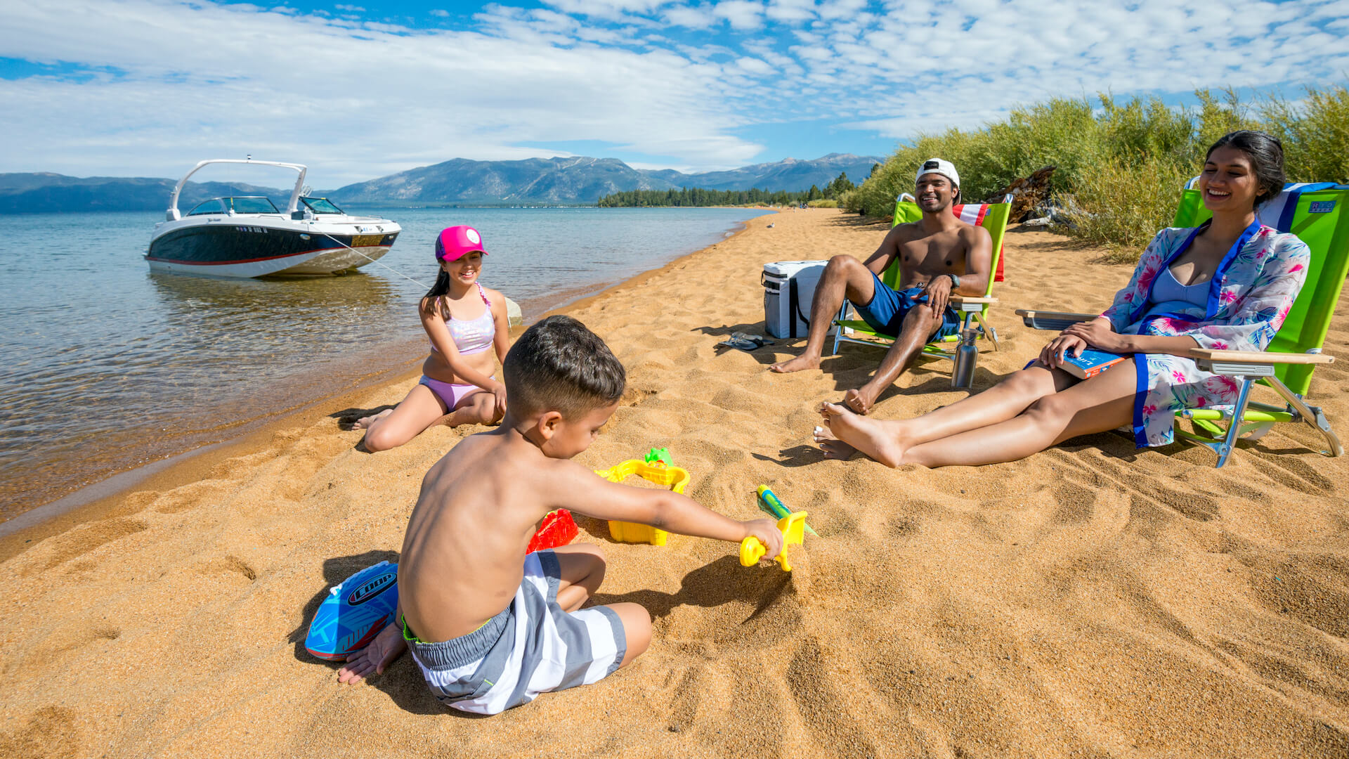 Family enjoying Baldwin Beach - Rachid Dahnoun / LTVA