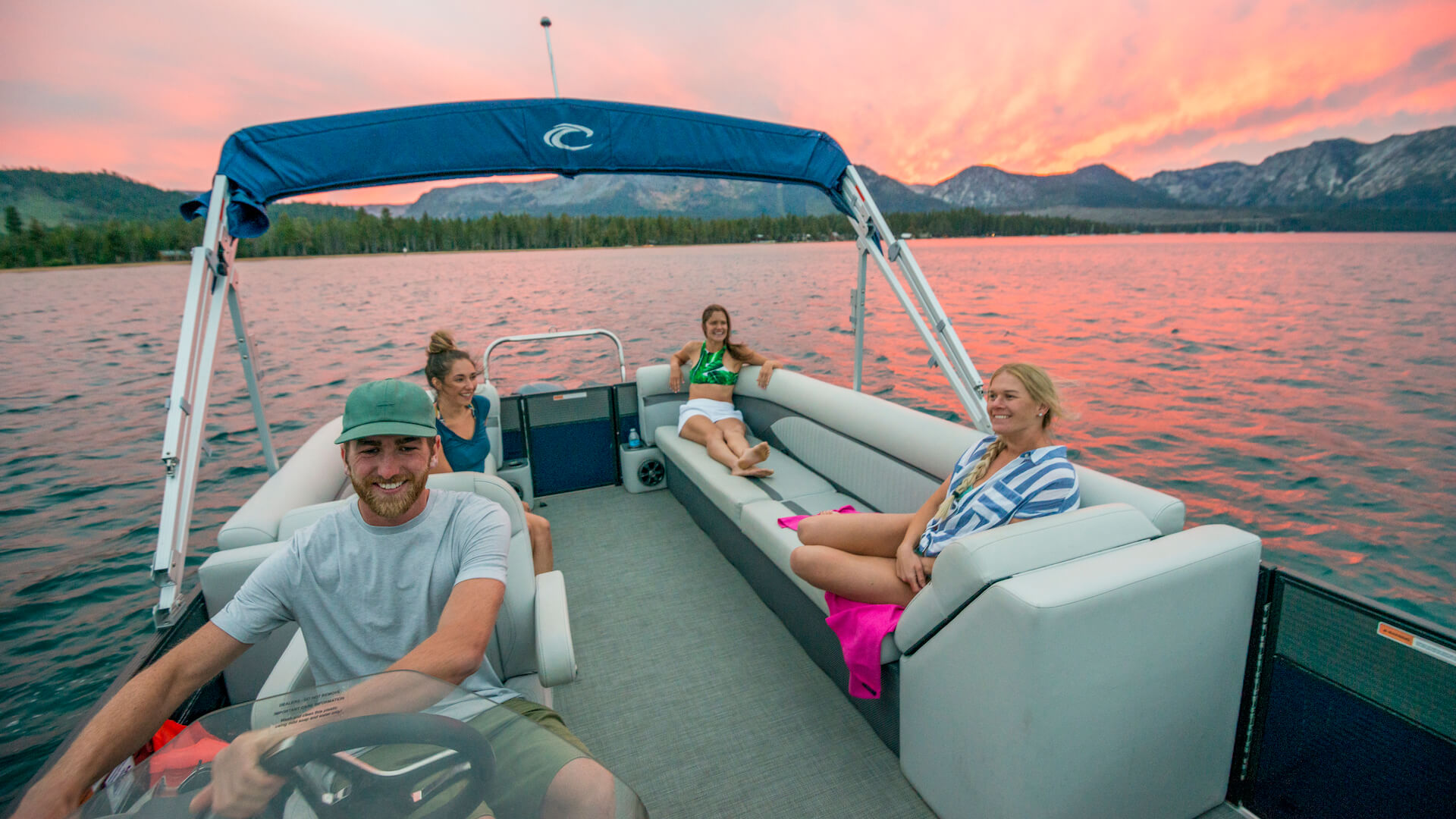Renting a pontoon boat to watch the sunset at Lake Tahoe - Rachid Dahnoun / LTVA